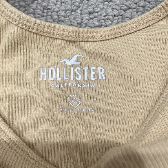 cute v neck hollister cinch front top - Picture 2 of 3